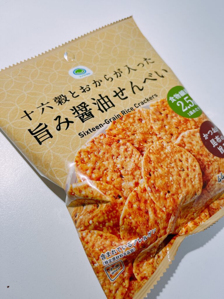 ファミマで買える「十六穀とおからが入った旨み醤油せんべい」を食べました&#x1f60a;口コミ情報をシェアしますよ！ ファミマのプライベートブランド「ファミマル