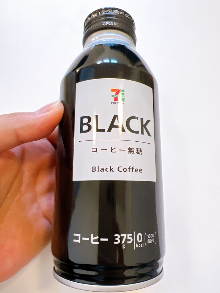 7プレミアムBLACKコーヒー無糖はシンプルなデザインながらクセになる商品。職場に行く途中で購入することが多いです。 コーヒーで無糖ブラックをよく好んで飲む人に