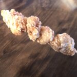 セブンイレブンで売っている「からあげ棒」を購入しました。手が汚れないで手軽に食べれるのがいいですね。 一口から二口サイズの唐揚げが4個。外はカリッしていて、中身