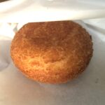 セブンイレブンで期間限定29円引きで129円になっていた「お店で揚げたカレーパン」を購入。 お店に訪問した時にちょうど揚げたてというアナウンスがあったので迷わず