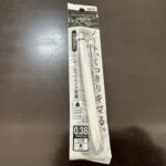 速乾性の新開発インクで一層濃い黒が書ける、三菱鉛筆のuni-ball oneは持った時にも手に馴染みます！ コンビニエンスストアの文房具コーナー、普段はあまりみ