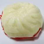 ファミマの安定した人気を誇る肉まん「じゅわっとジューシー本格肉まん」を食べてみました！肉まんといえば定番中の超定番の中華まん。 毎年中華まんの季節になると各コン