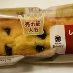 ファミマで”売れ筋人気”というパッケージの言葉に惹かれて「しっとりケーキ（チョコ）」を購入してみました♪人気商品はとりあえず食べておきたいタイプなんですよね。 