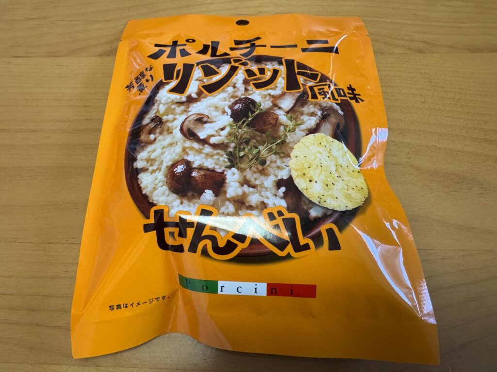 ファミマの「ポルチーニリゾット風味せんべい」が濃厚で美味しい！カロリー控えめで小腹が空いたときにおすすめ！ ファミリーマートに売っている「ポルチーニリゾット風味