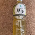 市販のお茶が大好きで、これまでさまざまなブランドのお茶を試してきたおじさんですが、ファミまるの「にごりのうまみ緑茶」は、価格・量・味のバランスが非常に良く、多く