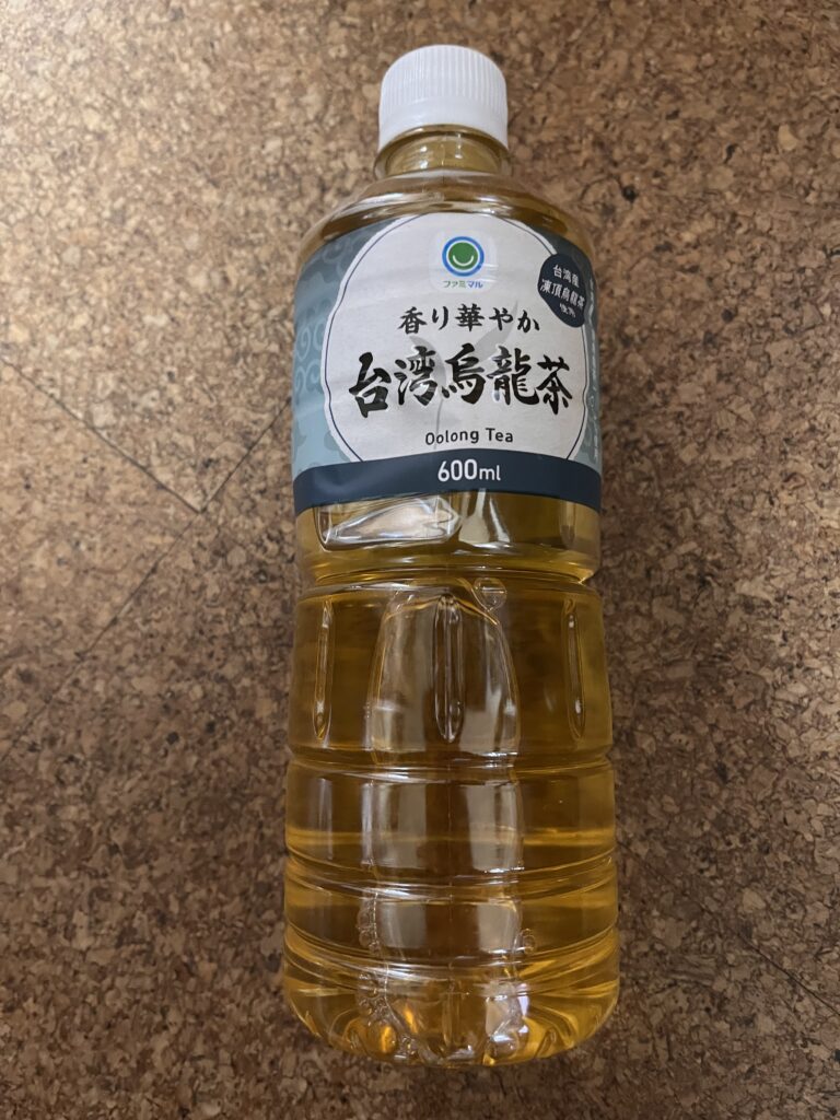 ファミリーマートの「香り華やか 台湾烏龍茶」は、凍頂烏龍茶を100%使用し、108円という手軽な価格で600mlの大容量を楽しめる商品です。 台湾烏龍茶ってなん