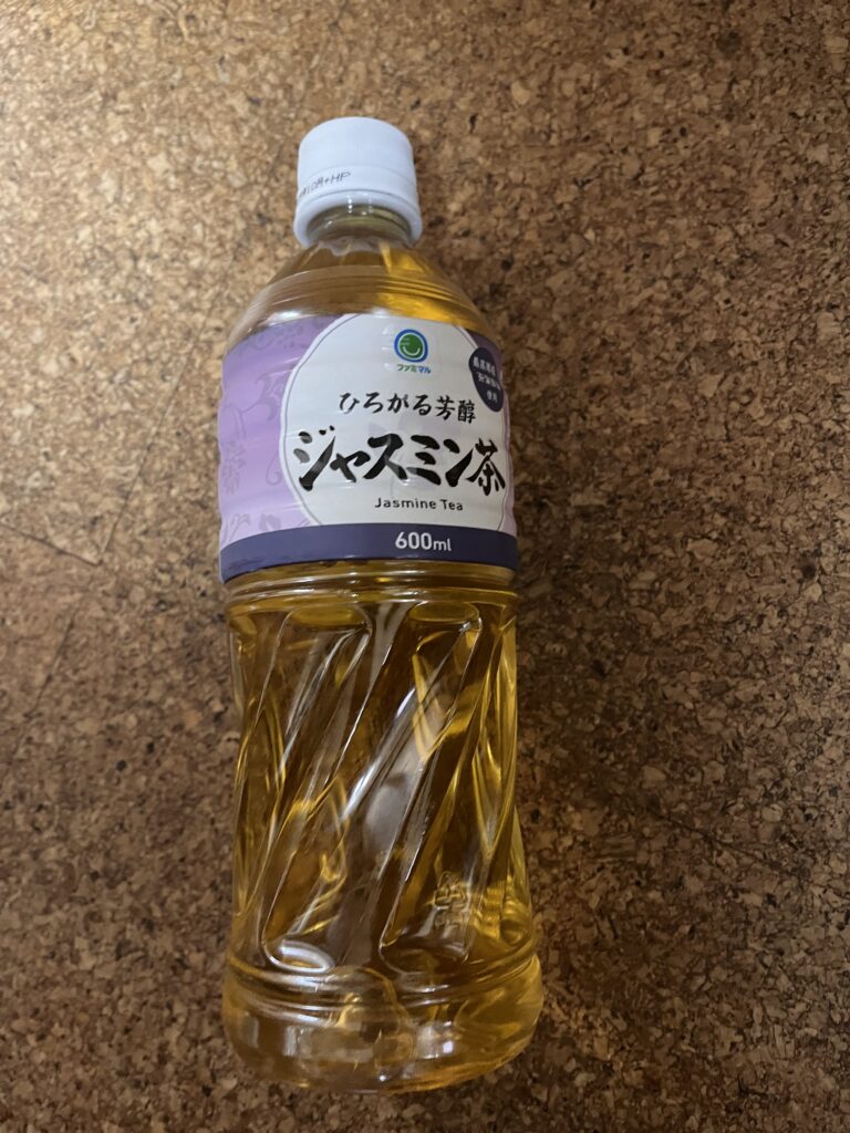 お茶の中で一番好きなのがジャスミン茶（さんぴん茶）です。ですがリラックスジャスミン茶等180円の商品が自販機ではあります。 そんな中で、ファミリーマートの「ファ