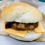 デミソースの濃厚グラタンコロッケバーガー、食べてみました😋 価格：419円（税込） カロリー：468kcal お昼休みにローソンに立ち寄ったら、