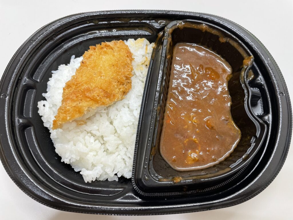 ローソンで買える新商品！シーフードカレー(中辛)＆白身魚フライが魚介の旨味たっぷりで美味しい。 値段：549円（税込） カロリー：567kcal まちかど厨房で