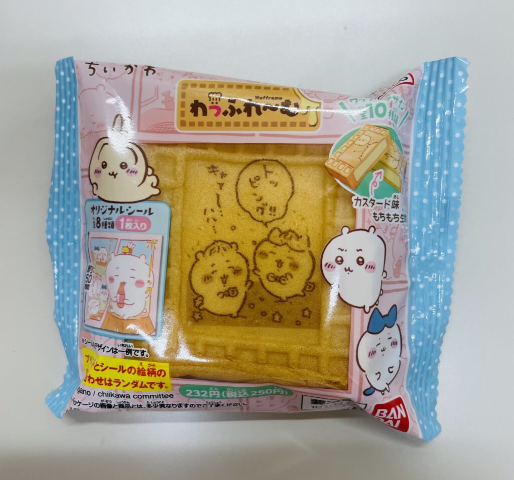 ファミマ限定！新発売のちいかわわっふれーむがかわいくて美味しい。もちもち食感のワッフルにたっぷりカスタード。 金額：250円（税込） カロリー：159kcal 