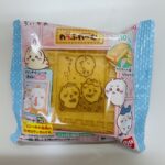 ファミマ限定！新発売のちいかわわっふれーむがかわいくて美味しい。もちもち食感のワッフルにたっぷりカスタード。 金額：250円（税込） カロリー：159kcal 