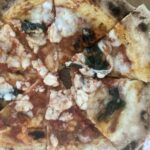 本格的なピッツァを手軽に自宅で食べたいなら、ファミリーマートの「薪窯で焼き上げたピッツァマルゲリータ」がおすすめ！ 薪窯で焼き上げたピッツァマルゲリータはファミ