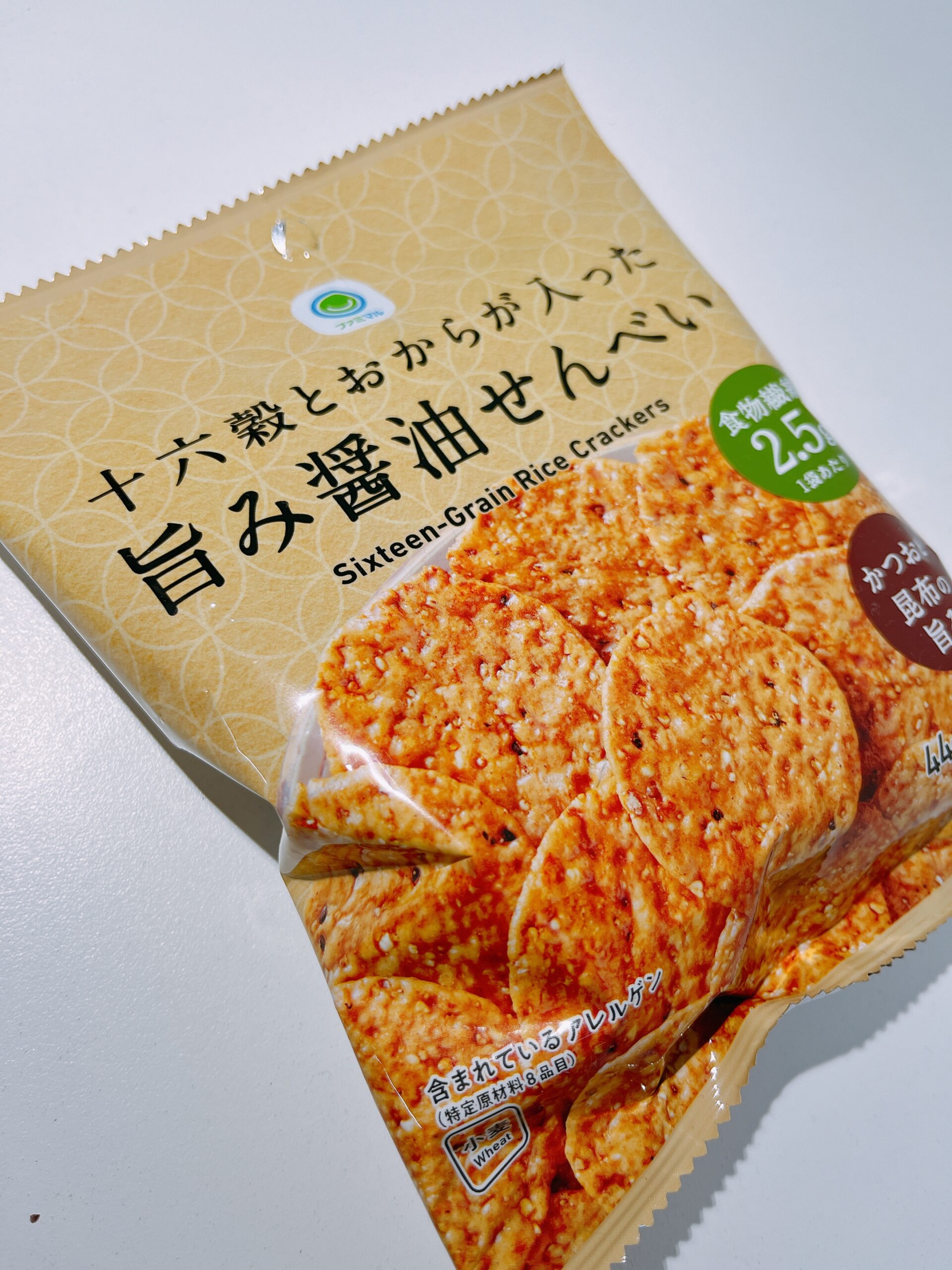 ファミマで買える「十六穀とおからが入った旨み醤油せんべい」を食べました😊口コミ情報をシェアしますよ！ ファミマのプライベートブランド「ファミマル
