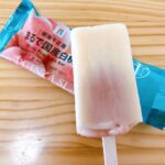 セブンプレミアムから販売されている白桃果汁70%のアイス『銀座千疋屋国産白桃』です！ なんとあの高級な老舗のフルーツ屋さんとして有名な銀座千疋屋とセブンイレブン