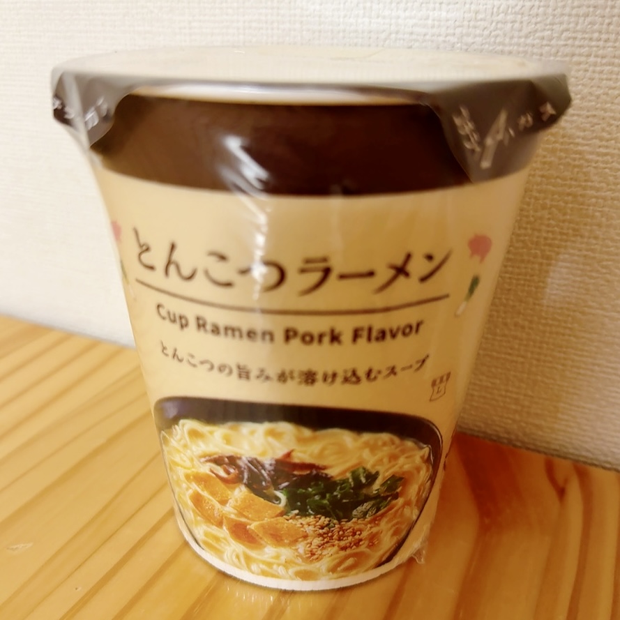 LAWSONオリジナルブランドのとんこつラーメンを食べてみました！こてこてしすぎていなくて食べやすいカップ麺。 とんこつの旨みが溶け込むスープというフレーズの通