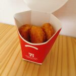 セブンイレブンのホットスナック、サクなげのチーズ味を食べてみました。チキンナゲットといえばファストフード店で食べる物と思いがちですがコンビニでも買えちゃいます！