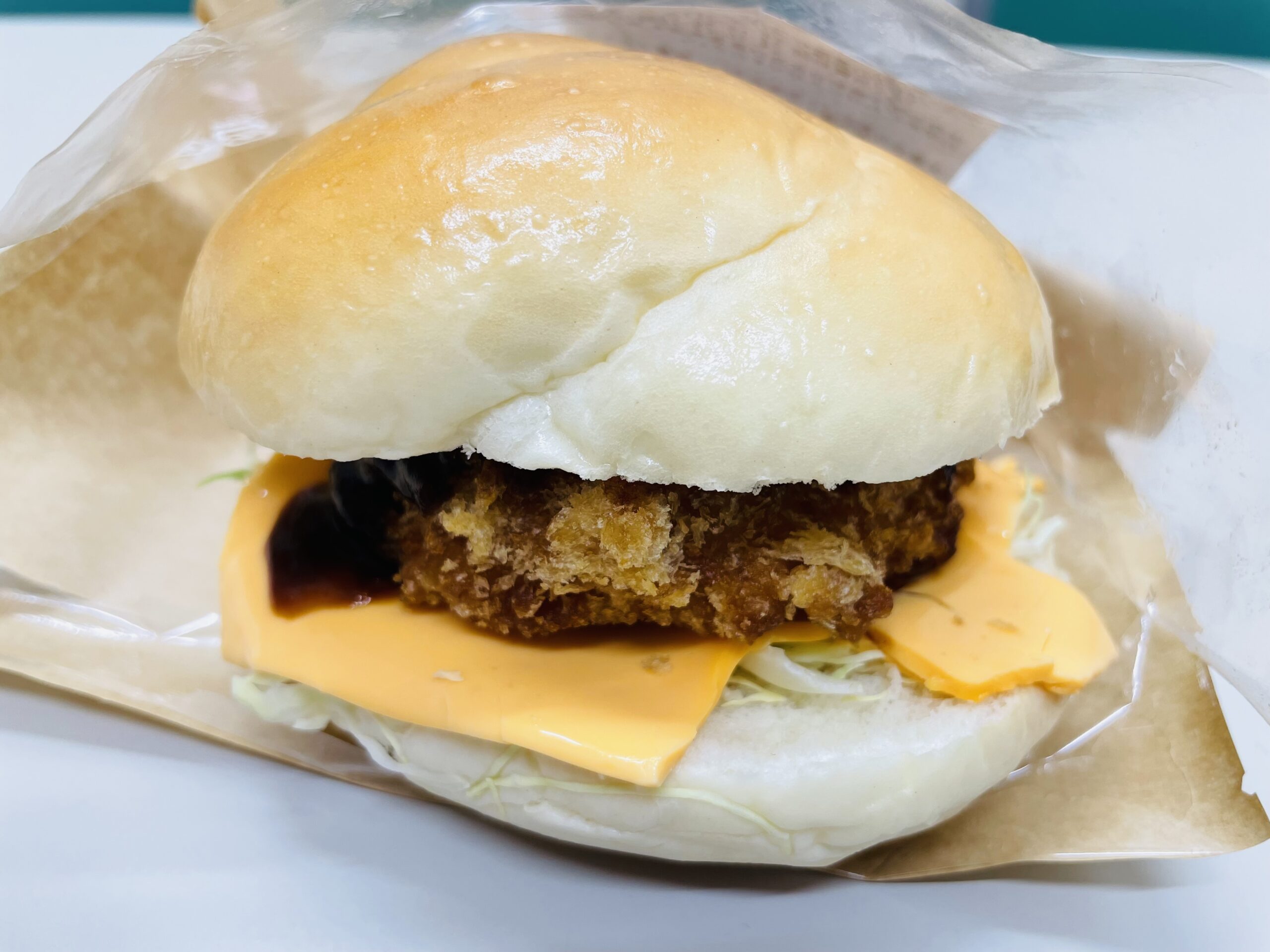 デミソースの濃厚グラタンコロッケバーガー、食べてみました😋 価格：419円（税込） カロリー：468kcal お昼休みにローソンに立ち寄ったら、