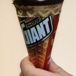 いつでもどこでも手に入る江崎グリコ「ジャイアントコーン　チョコナッツ」をご紹介。言わずもがな誰しもが一度は食べたことがあるであろう商品。本日は、セブンイレブンで