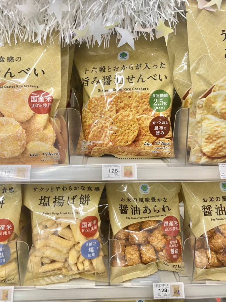 コンビニ ファミリーマート 十六殻とおからが入った旨味醤油せんべい