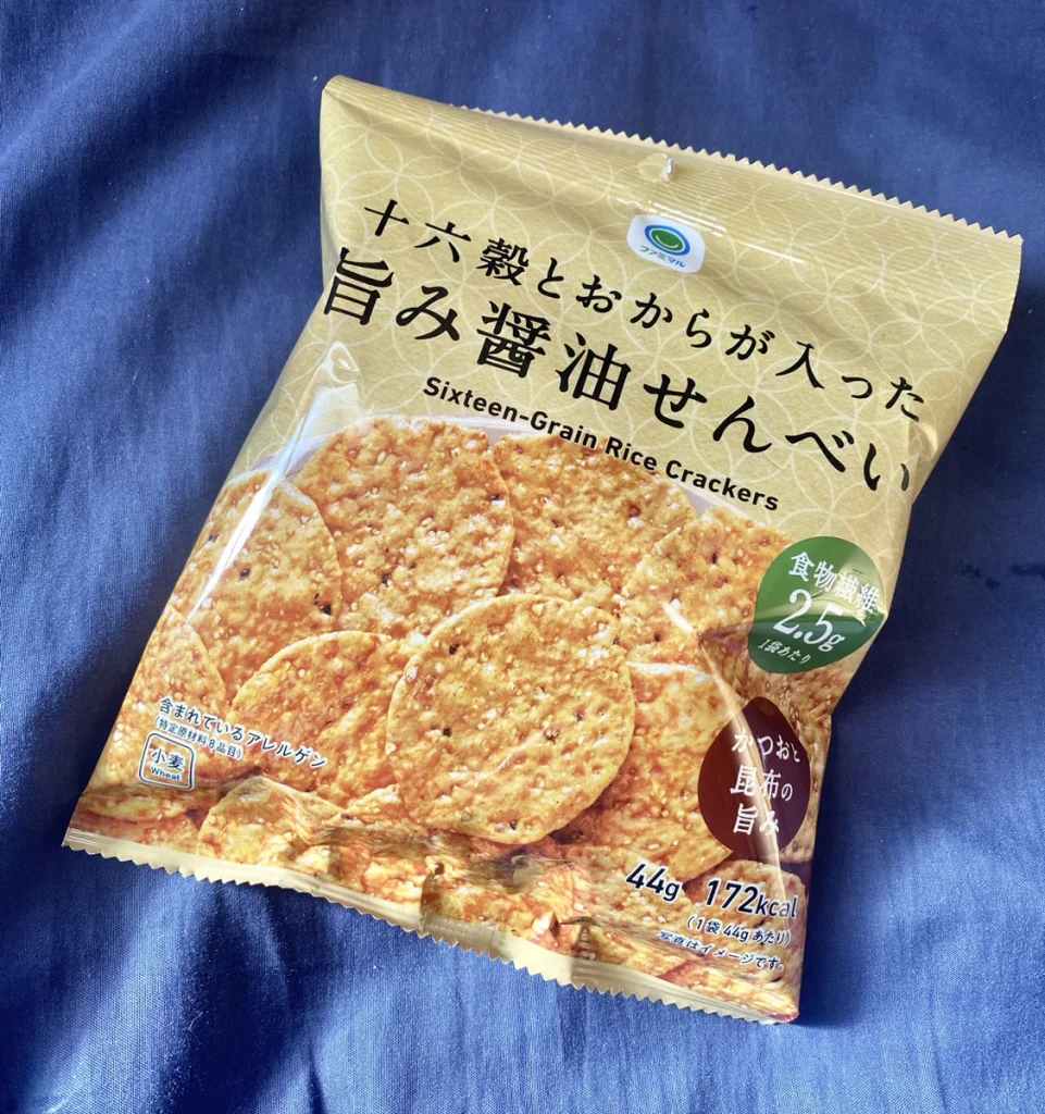 ファミマで購入した十六殻とおからが入った旨味醤油せんべいが美味しい！醤油味がおやつにもつまみにも最適！小腹が空いたらパクパクと食べれる薄いせんべい！ コンビニに