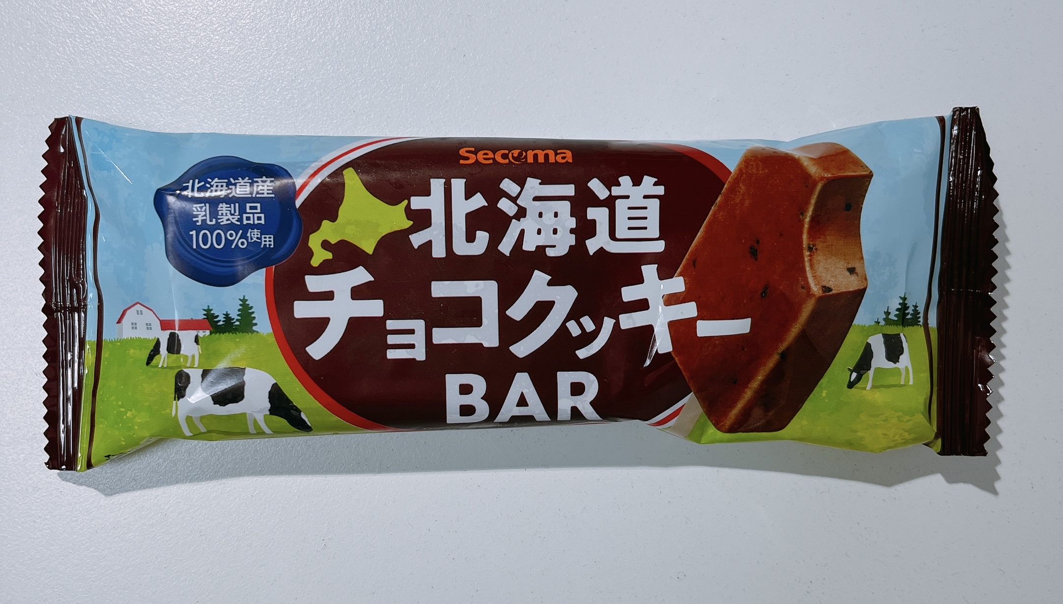 セイコーマートで買える「北海道チョコクッキーＢＡＲ」が安くてウマいので、口コミ情報をお届けします！北海道乳製品１００％使用の実力者ですよ😁 セコ