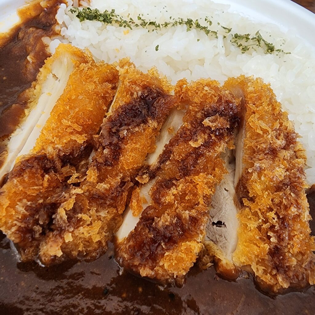 コンビニ ファミリーマート スパイス香る！チキンカツカレー