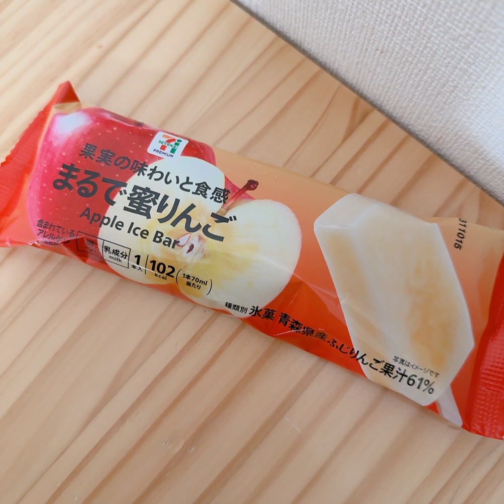 セブンプレミアムからまるでシリーズのアイスの新着！果実の味わいと食感まるで蜜りんごを買ってみました！ 以前の投稿ではチョコレートバーりんごをご紹介させていただき