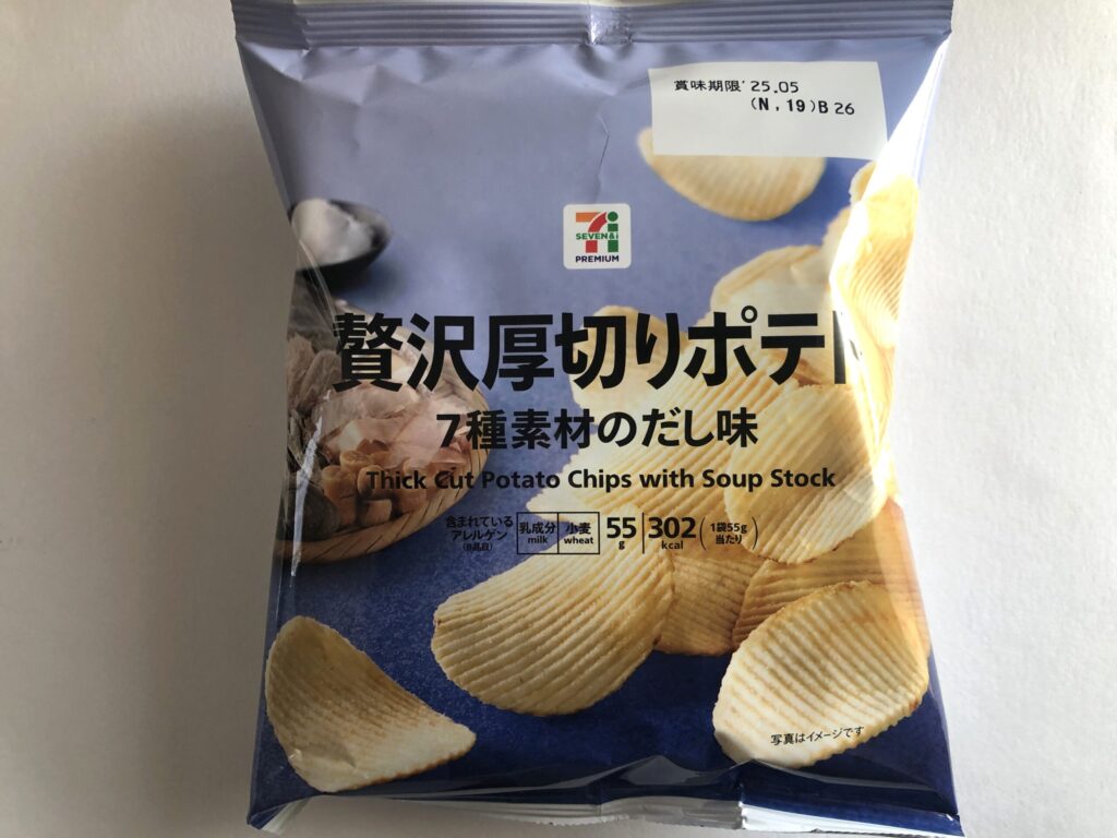 セブンイレブンで、贅沢厚切りポテトの7種素材のだし味を購入しました。だし味ってあまり聞かないので、思わず試しに購入してみました。なお、7種類とは、かつお、昆布、