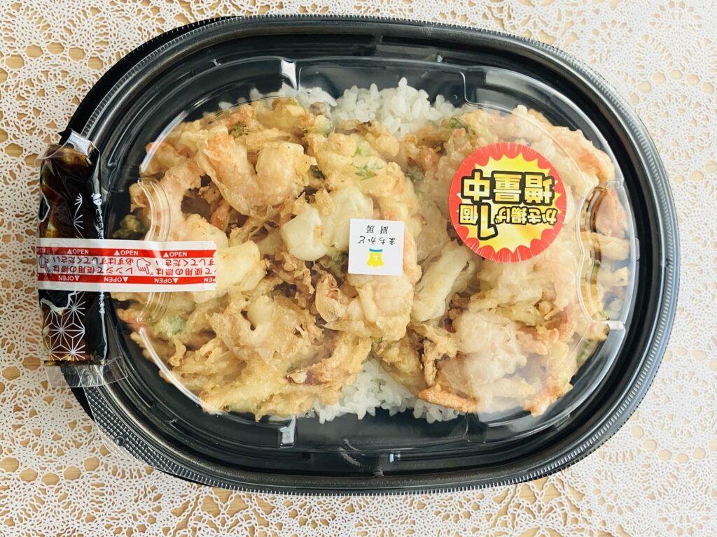 普段コンビニでお弁当系は買わない私ですが、ローソンの「盛りすぎ！海鮮かき揚げ弁当」をついつい勢いで買ってしまいました！ ローソンで盛りすぎ！キャンペーンで○○食