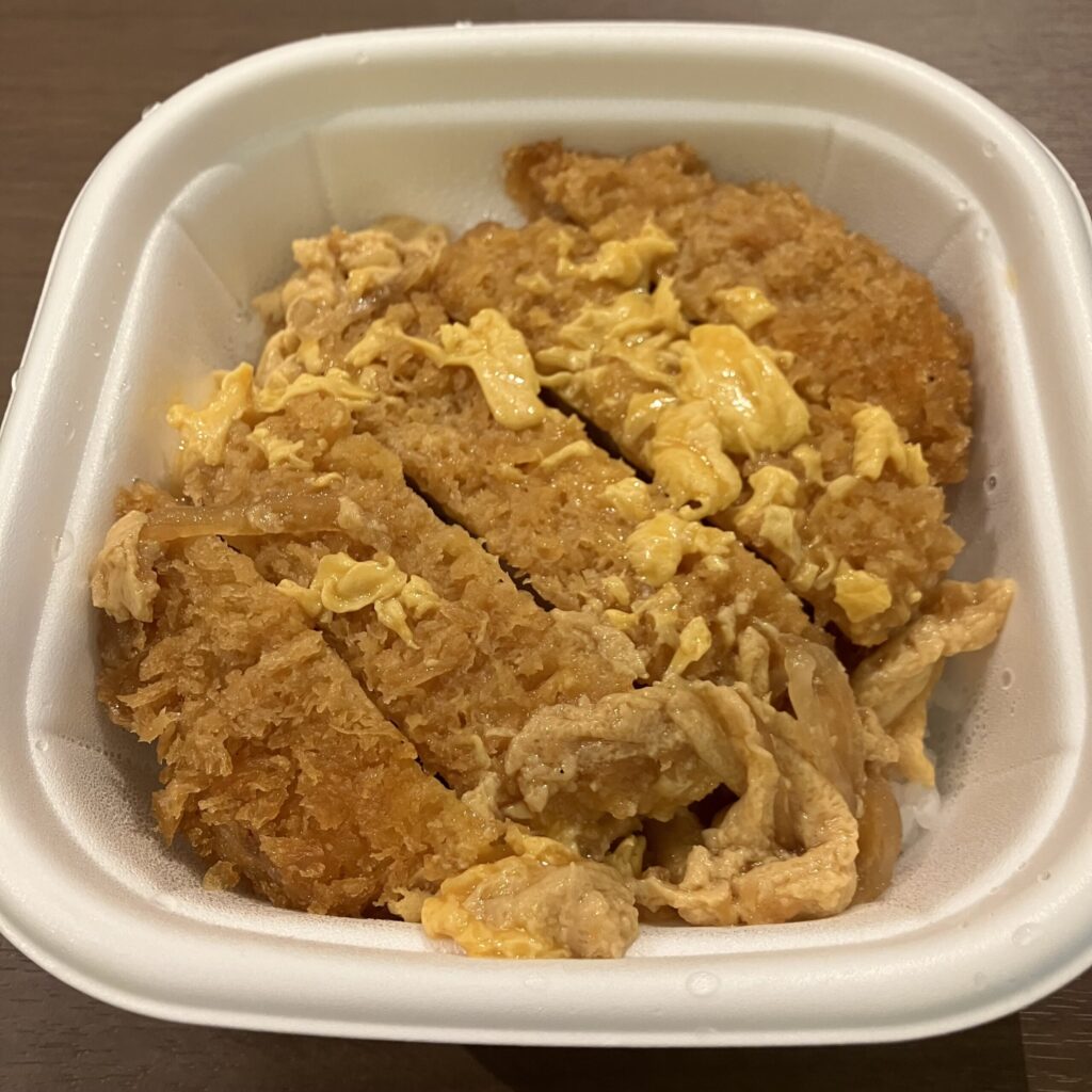 コンビニ ファミリーマート 一番だしの香り三元豚のロースかつ丼