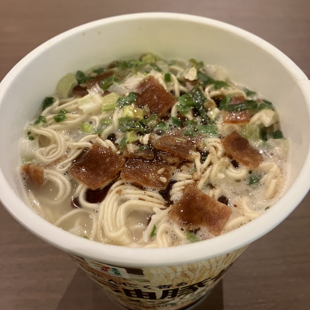 コンビニ セブンイレブン 焦がしにんにく香る黒マー油豚骨ラーメン