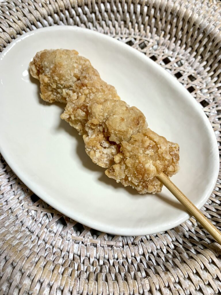 セブンイレブンのド定番ホットスナック、からあげ棒を購入しました！もう数え切れないほど食べていますが、セブンに行くとやっぱり買っちゃうんですよね～。 一口サイズの