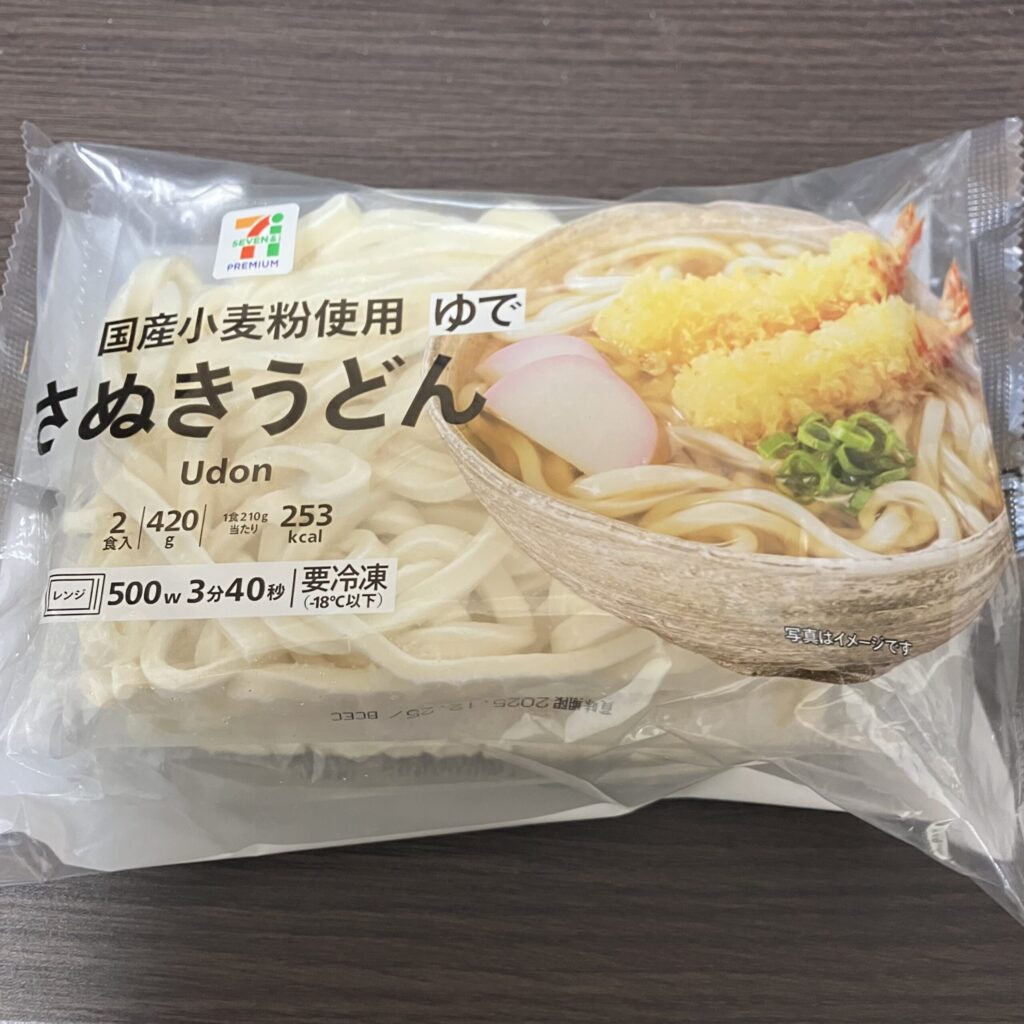 セブンイレブンの「冷凍さぬきうどん」を試してみた感想です。まず、何と言ってもレンチンOKなのがとても便利ですー！ 忙しい日や、サッと食事を済ませたいときに、わざ