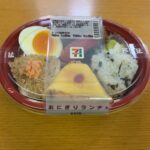 おかずがたくさん！セブンイレブンの「おにぎりランチ」はどこか懐かしいお弁当でした！ おかずは、ゆで卵、ウィンナー、ポテトサラダ、コロッケ、スパゲッティとどれも外