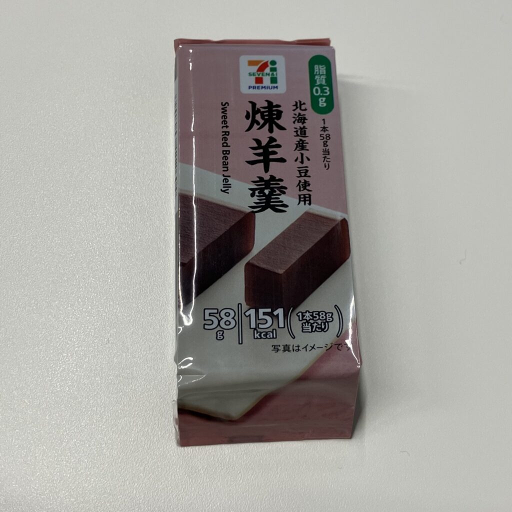 セブンイレブンの「練羊羹」は、疲れたときの糖分補給にぴったりな和スイーツです！ 脂質がわずか0.3gと低く、クリーム系の油っぽいスイーツが苦手な人にも安心して楽