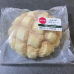 セブンイレブンの「ふんわりメロンパン」は、シンプルながらも王道の味わいで、まあまあ美味しかったです！ 表面のビスケット生地は程よい甘さとサクッとした食感があり、