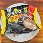 ファミマ限定！ブラックサンダーコラボの「チョコクッキーシュー」がザクっと食感で美味しい。期間限定スイーツ。 金額：213円（税込230円） カロリー：312kc