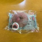 春スイーツ！セブンイレブンの「桜もち」は、春の訪れを感じる美味しい和スイーツでした！ 北海道十勝産のあずぎ使用のこしあんは風味豊かで、甘すぎちょうど良い塩梅でし