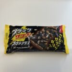 ファミリーマート限定で売ってる「ブラックサンダーフロランタン」はザクザク食感で食べごたえのあるお菓子でした！ パッケージにブラックサンダーのココアクッキーとビス