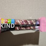 ファミリーマートで買える低GIナッツバーは、クランベリーの甘酸っぱさとホワイトミルクのまろやかな味わいが楽しめる優しいチョコバーです。 今回レビューするのは、フ