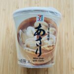 セブンイレブンのプレミアム商品「カップみそ汁あさり」を買ってみました！備蓄用にカップみそ汁で美味しい商品を用意したいなといろいろ味見中。 殻付きあさりが即席みそ