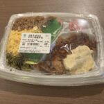 がっつり満足！ファミリーマートの「3色そぼろ＆チキン南蛮弁当」を食べてみた感想です。 まず、見た目がすごくカラフルで食欲をそそります。 ご飯の上には、鶏そぼろ・