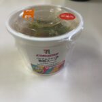 セブンイレブンで「ベトナムフォー風春雨スープ」が売っていたので、名前に惹かれて購入！レビューします。 チキン入りで具だくさん、パクチーや糸唐辛子も入っていて、見