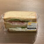 NewDaysで「カフェサンド 低温調理チキン＆ハム〜レモンクリームチーズ〜」のカフェサンドを買ってみました！ 全粒粉入りのパンでヘルシー感がありつつ、ハムとト