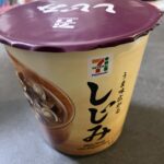 おにぎりのお供に！セブンイレブンで「しじみの味噌汁」を購入しました！ お湯を注ぐだけで手軽に本格的なしじみ汁が味わえるカップ味噌汁タイプですー！ 中にはしじみが