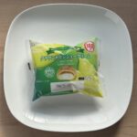 【ミニストップ】100円で買えるクラウンメロンシュークリーム☆ 何か甘い物食べたいなと思い冷蔵ショーケースのスイーツコーナー行くと、 大量に陳列されていたので目