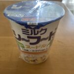 先日、近所のセイコーマートに行ったら、陳列棚に「ミルクシーフードヌードル」という商品があり、物珍しさに購入してみました。値段も税別118円と安く、主婦のお昼ご飯