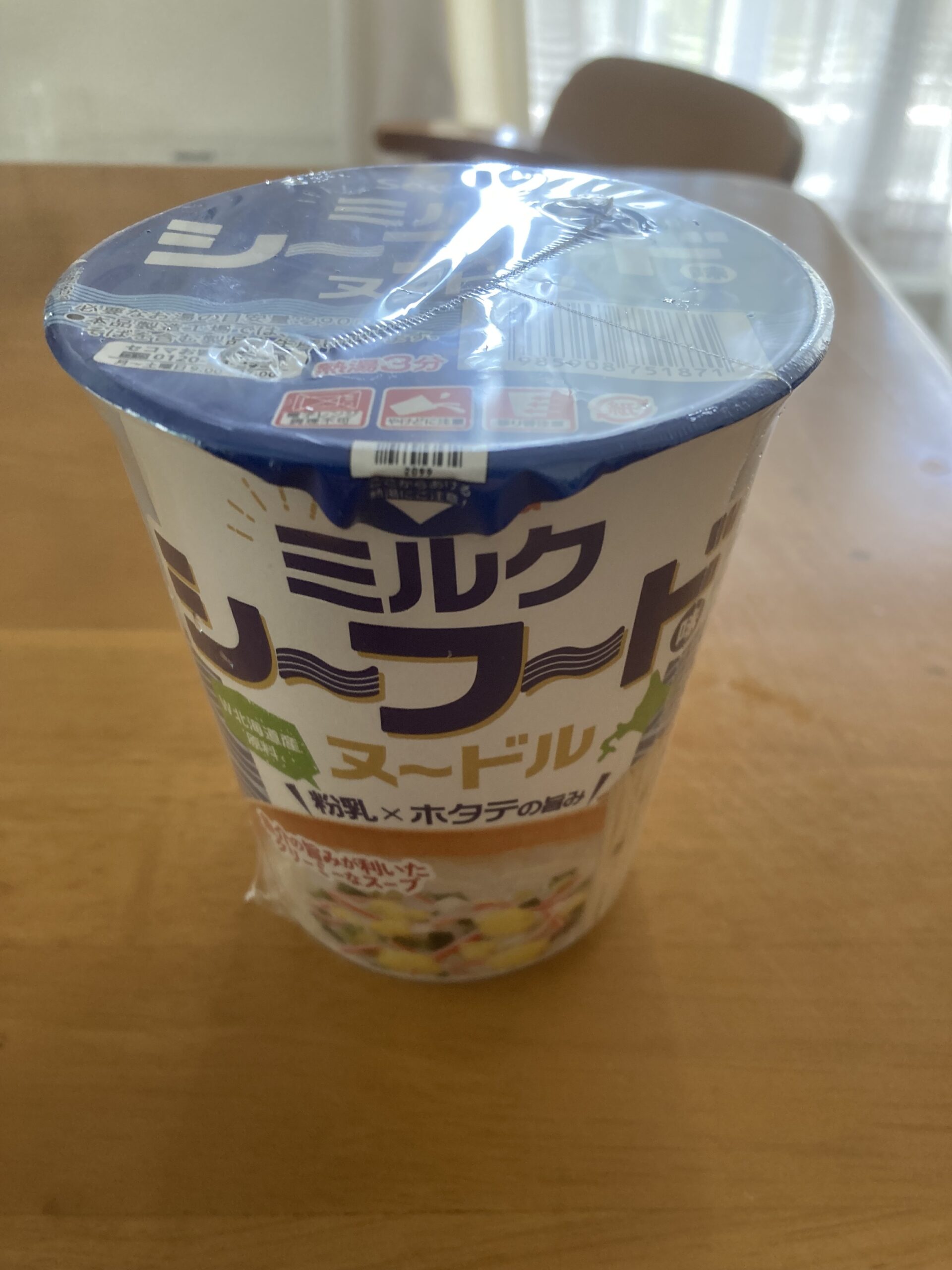 先日、近所のセイコーマートに行ったら、陳列棚に「ミルクシーフードヌードル」という商品があり、物珍しさに購入してみました。値段も税別118円と安く、主婦のお昼ご飯