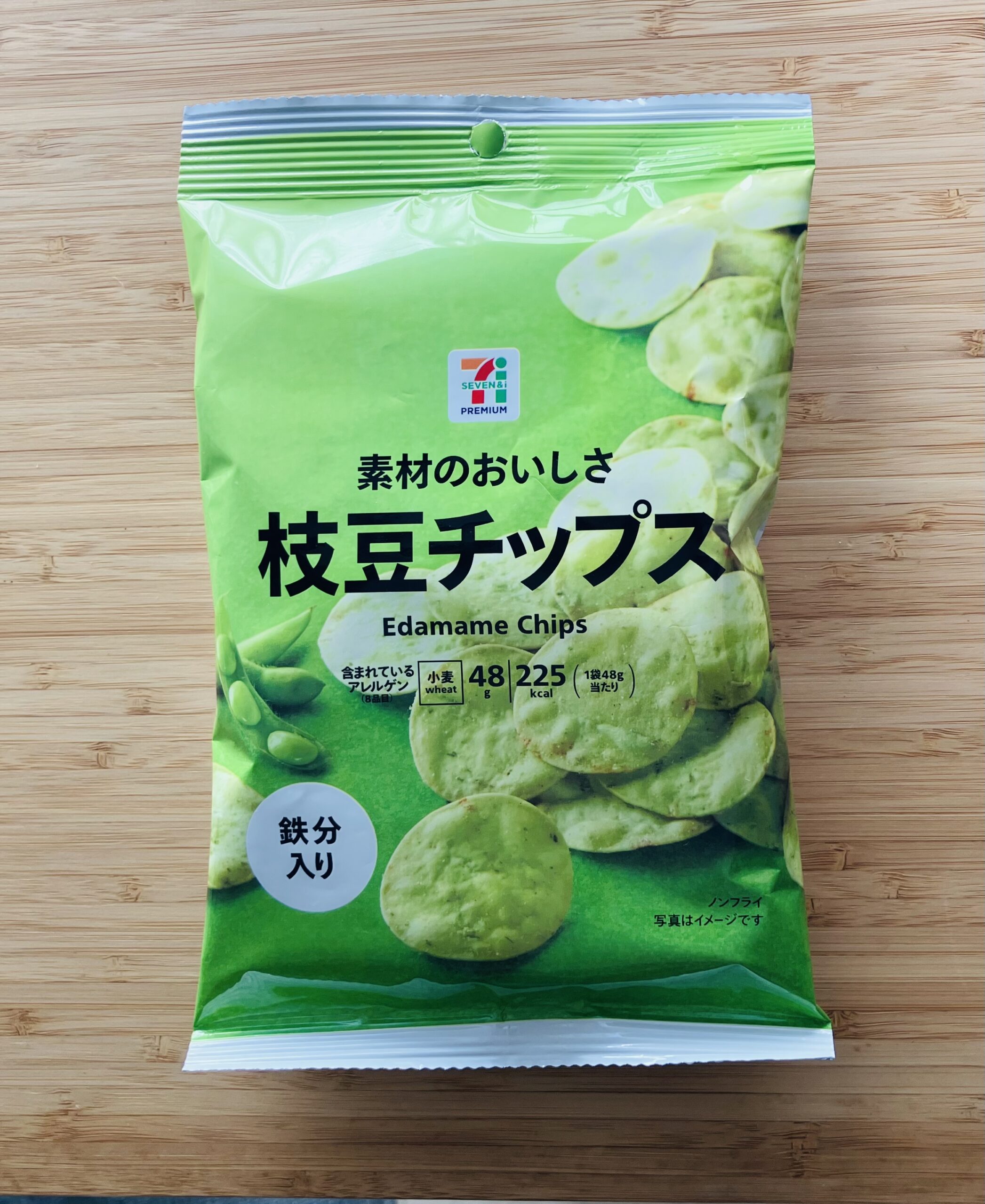セブンプレミアムでリピーターが多いと知って「枝豆チップス48g」を食べてみました。枝豆のスナック菓子は好きで、他の商品は食べたことがあったのですけどチップスタイ