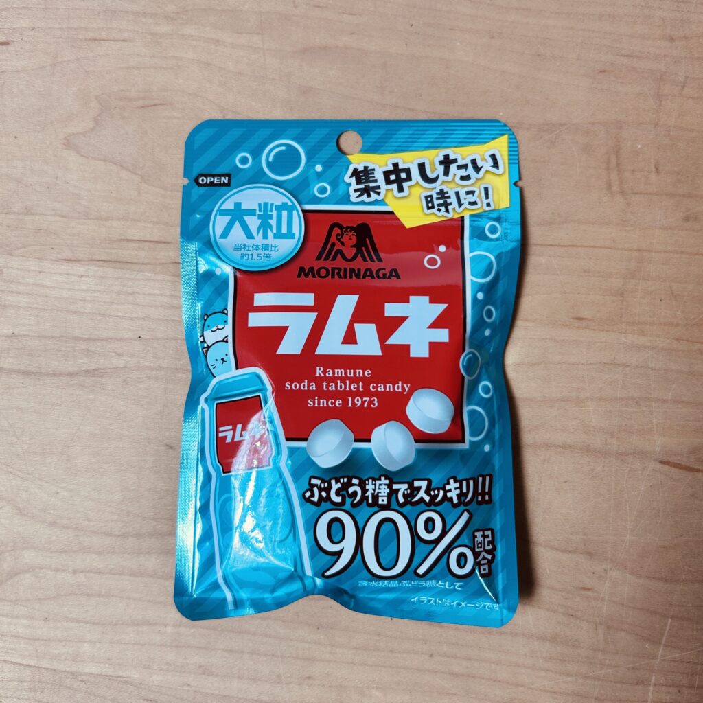 【ファミリーマート】で森永の大粒ラムネを買いました&#x2728; ゲームやデスクワークの時に口が寂しい時があるので、そんな時にちょうど良い。 大粒なので通常の